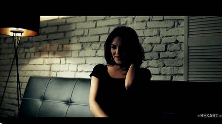 Телка задирает платье и садится на член