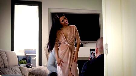 Парню захотелось, чтобы любимая отдалась и его другу