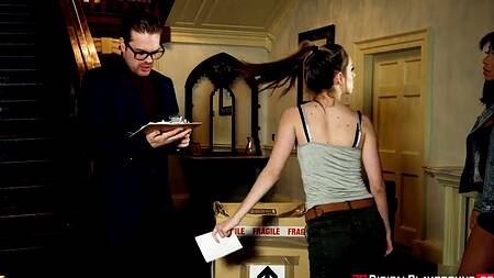 Красотка ублажает пристава, чтобы сохранить имущество