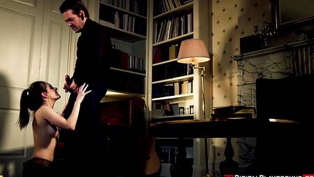 Красотка ублажает пристава, чтобы сохранить имущество