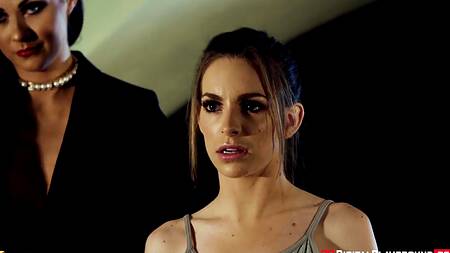 Мужик на глазах у заложницы трахает двух красавиц