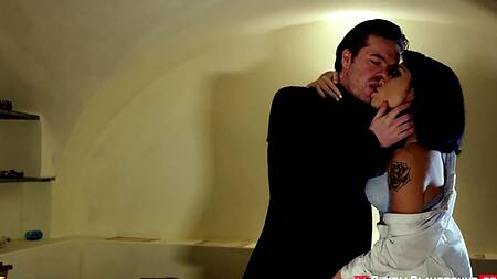 Мужик на глазах у заложницы трахает двух красавиц