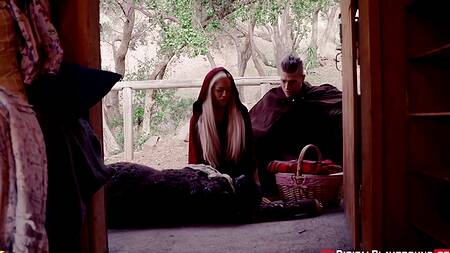 Красная Шапочка принесла пирожки и страстно трахнулась