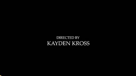 Рыжая художница отдается критику за положительную статью