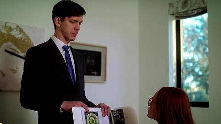 Рыжая художница отдается критику за положительную статью