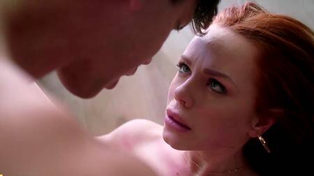 Рыжая художница отдается критику за положительную статью