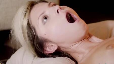 Нежная худышка дает в попу во время массажа у камина