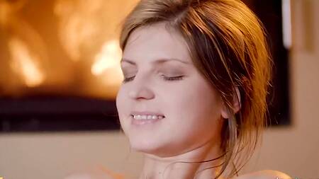 Нежная худышка дает в попу во время массажа у камина