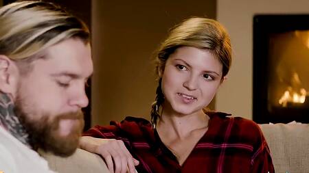 Нежная худышка дает в попу во время массажа у камина