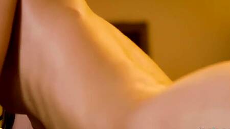 Нежная худышка дает в попу во время массажа у камина