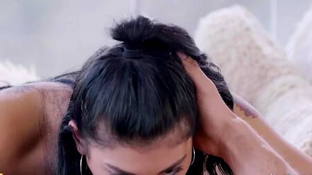 Расчетливая телка заглатывает хуй начальника и ебется