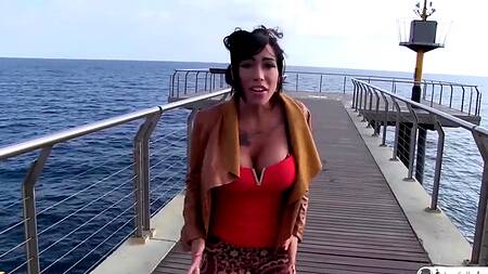 Зрелая латинка пытается развести мужчин на еблю