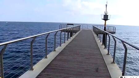 Зрелая латинка пытается развести мужчин на еблю