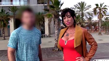 Зрелая латинка пытается развести мужчин на еблю