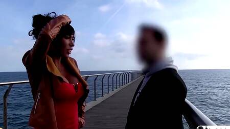 Зрелая латинка пытается развести мужчин на еблю