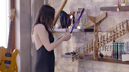 Белая девчонка лучше узнает негра и наслаждается его членом