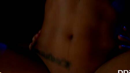 Акробатка задержалась и занялась сексом с уборщиком