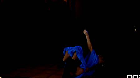 Акробатка задержалась и занялась сексом с уборщиком