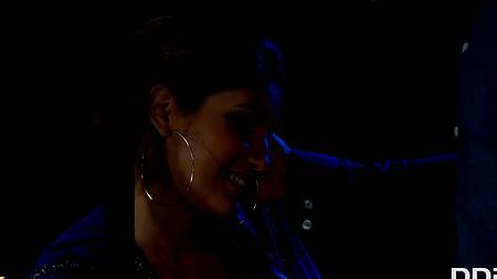 Акробатка задержалась и занялась сексом с уборщиком