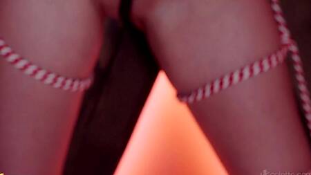 Молодая пара изучает тему БДСМ и кайфует