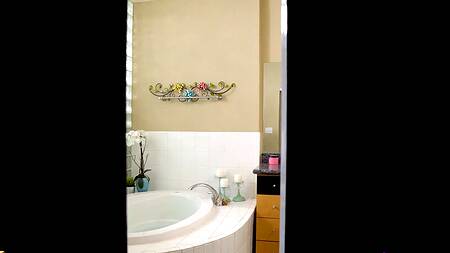 Падчерица в ванной наслаждается членом отчима