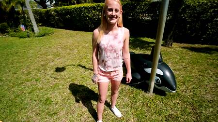 Большой мужик трахает миниатюрную как хочет