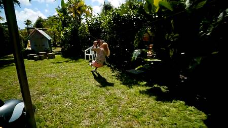 Большой мужик трахает миниатюрную как хочет