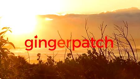 Рыжая худышка наслаждается членом парня в ванной