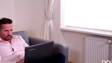 Жена показывает ножки и отвлекает мужа от работы