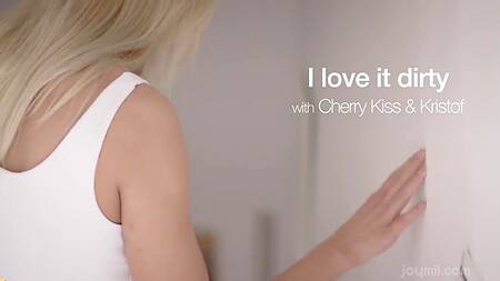 Влюбленная пара спешит в спальню чтобы заняться сексом