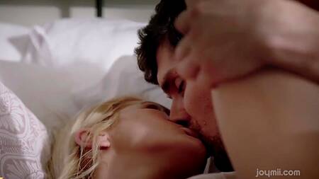 Влюбленная пара спешит в спальню чтобы заняться сексом