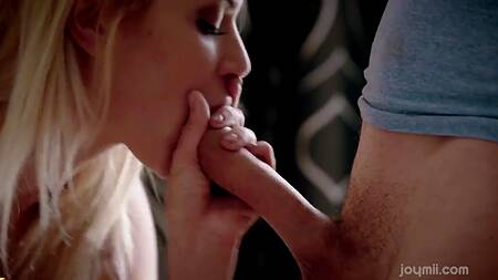 Влюбленная пара спешит в спальню чтобы заняться сексом