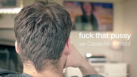 Девка в розовой юбке возбуждает парня, лаская киску