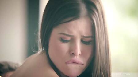 Девка в розовой юбке возбуждает парня, лаская киску