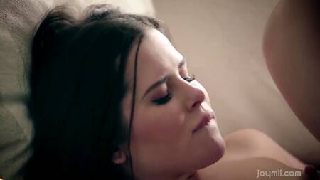 Девка в розовой юбке возбуждает парня, лаская киску