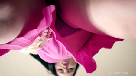 Девка в розовой юбке возбуждает парня, лаская киску