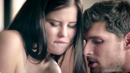 Девка в розовой юбке возбуждает парня, лаская киску