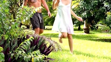 Милфа застает молодую за минетом и заставляет делать куни