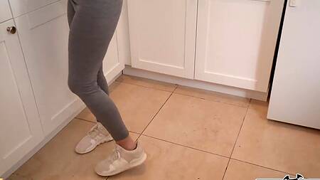 Домработница теперь будет ебаться за деньги