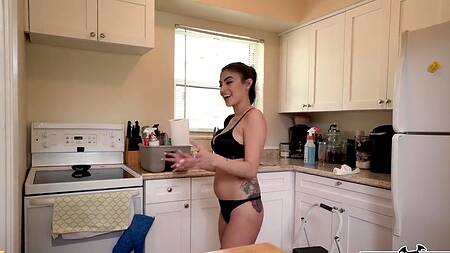 Домработница теперь будет ебаться за деньги