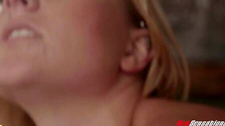 Блондинка маслянистым телом возбуждает массажиста на еблю