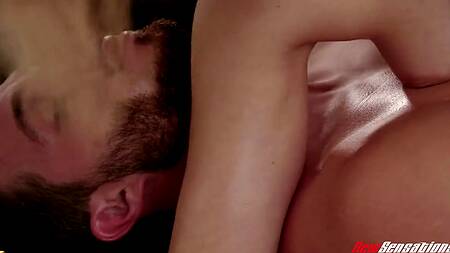 Блондинка маслянистым телом возбуждает массажиста на еблю