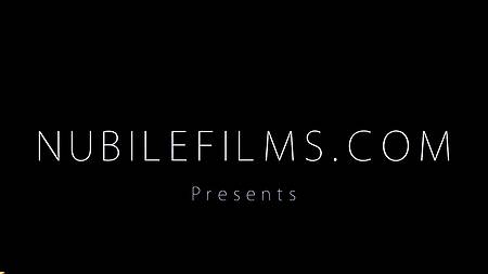 Голая домохозяйка встречает мужа ужином и влажной киской