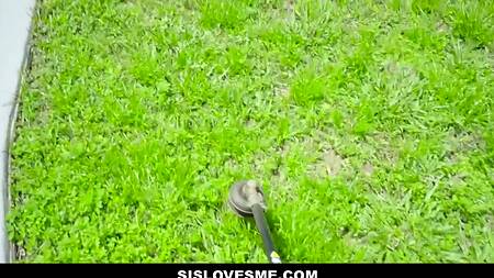 Девка с большой задницей получила в рот большое количество спермы