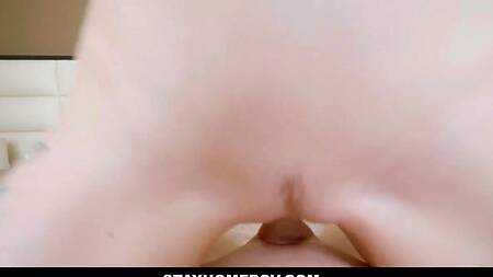 Стройная нимфа извивается на фаллосе бойфренда от первого лица