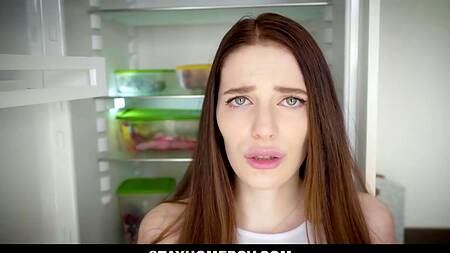 Стройная нимфа извивается на фаллосе бойфренда от первого лица