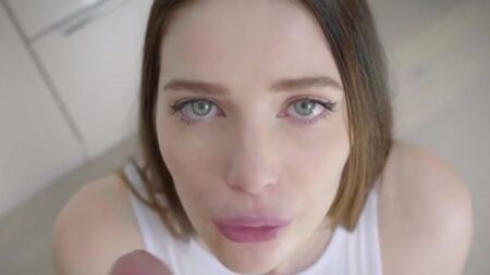 Стройная нимфа извивается на фаллосе бойфренда от первого лица