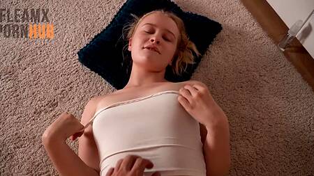 Миловидная блондинка оргазмирует на члене от первого лица