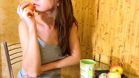 Пацан оприходовал сестричку сзади и мощно кончил ей в рот