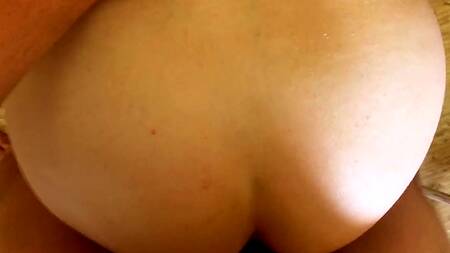 Пацан оприходовал сестричку сзади и мощно кончил ей в рот